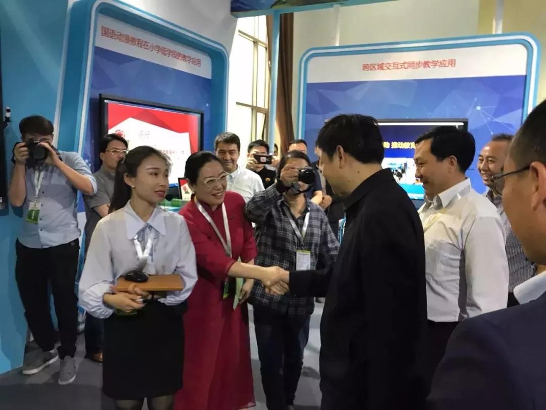 韬图华疆教育董事长于小央与国家教育部副部长杜占元深切握手