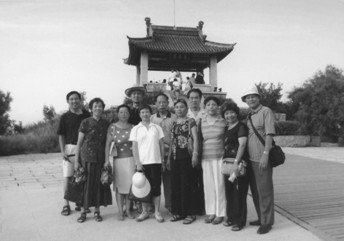 第十二次汉字书同文研讨会部分代表在秦皇岛海滨合影